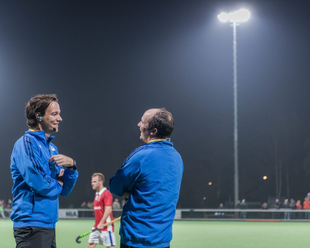 THC Hurley, scheidsrechters hebben een nabespreking. LED op Hurl